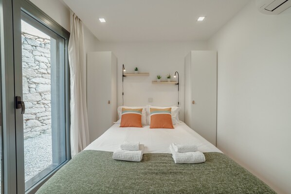 Iron/ironing board, free WiFi, bed sheets