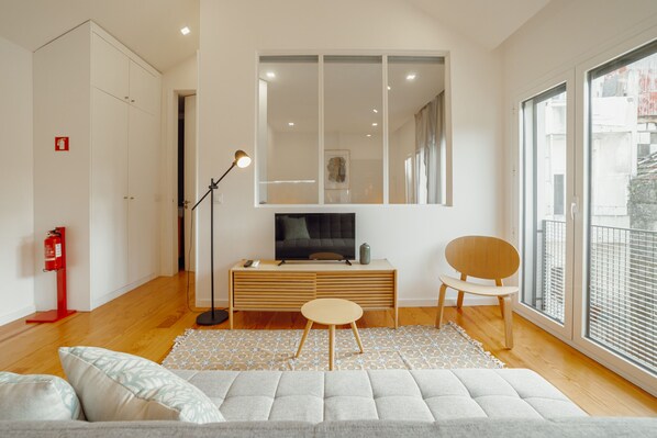 TV - COURTYARD OPORTO DESIGN APARTMENT J (Oporto)