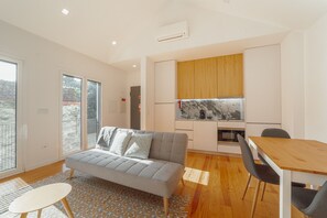 TV - COURTYARD OPORTO DESIGN APARTMENT J (Oporto)