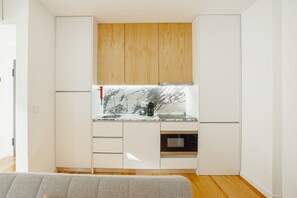 Réfrigérateur, micro-ondes, cafetière/bouilloire, bouilloire électrique