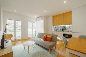 TV - COURTYARD OPORTO DESIGN APARTMENT I (Oporto)