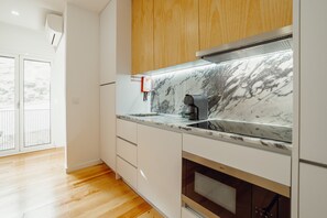 ثلاجة، ميكروويف، ماكينة لصنع القهوة/الشاي، غلّاية كهربائية