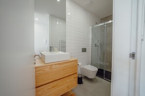 Douche, séchoir à cheveux, serviettes fournies, savon
