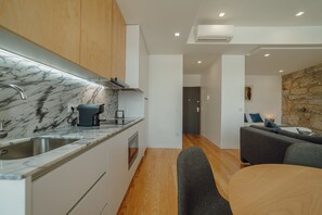 Frigorifero, microonde, macchina per tè/caffè, bollitore elettrico