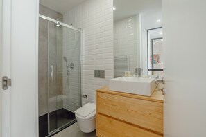 淋浴设施、吹风机、毛巾、肥皂