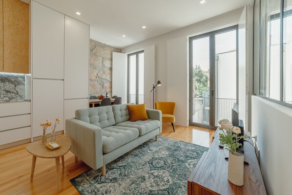 TV - COURTYARD OPORTO DESIGN APARTMENT E (Oporto)