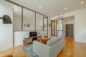 TV - COURTYARD OPORTO DESIGN APARTMENT E (Oporto)