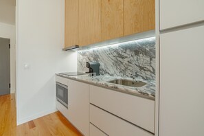 冰箱、微波炉、茶具/咖啡用具、电热水壶