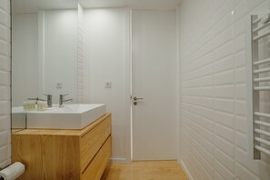 Doccia, asciugacapelli, asciugamani, sapone