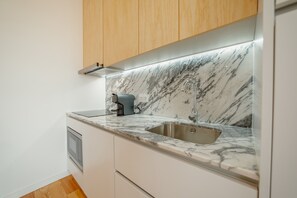 冷蔵庫、電子レンジ、コーヒー / ティーメーカー、電気ポット