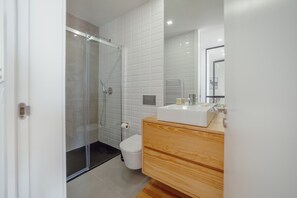 تجهيزات دش، مجففات شعر، مناشف، صابون