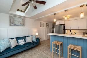 TV - Margate Cottage, Close to Beach! (Margate City)
