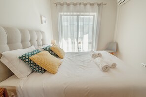 1 bedroom, iron/ironing board, free WiFi, bed sheets - DOWNTOWN DESIGN WITH BALCONY by VACATIONY (Oporto)