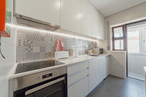 Fridge, microwave, dishwasher, coffee/tea maker - DOWNTOWN DESIGN WITH BALCONY by VACATIONY (Oporto)