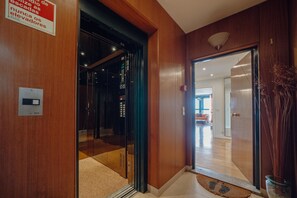 Interior - DOWNTOWN GRAND TOWER VIEW by VACATIONY (Oporto)