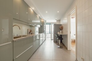 Kjøleskap, mikrobølgeovn, ovn og oppvaskmaskin