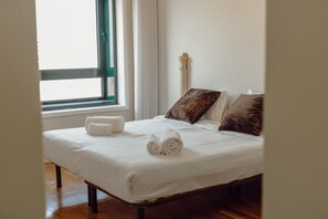 4 bedrooms, free WiFi, bed sheets - DOWNTOWN GRAND TOWER VIEW by VACATIONY (Oporto)