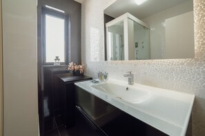 Dusche, Haartrockner, Handtücher, Seife