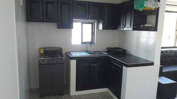 Căn hộ dành cho gia đình | Bếp nhỏ riêng | Tủ lạnh, nồi cơm, dụng cụ nấu nướng/bát dĩa/dao nĩa, đảo bếp