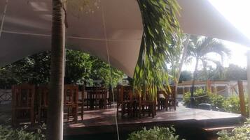 Trên bãi biển, cát trắng