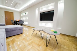 En 50-tommers smart-TV med digitale kanaler