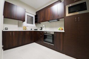 Refrigerador con freezer, microondas, horno, cafetera/tetera