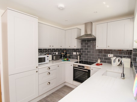 Cottage | Private kitchen | Fridge, electric kettle, toaster, cookware/dishes/utensils