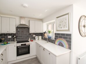 Casa de campo | Cocina privada | Frigorífico, hervidor eléctrico, tostadora y utensilios de cocina