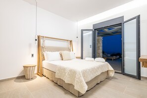 Villa – deluxe, 3 soverom, bassengutsikt | 3 soverom, safe på rommet, strykejern/-brett og wi-fi (inkludert)
