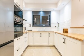 Villa – deluxe, 3 soverom, bassengutsikt | Eget kjøkken | Kjøleskap og spisebord