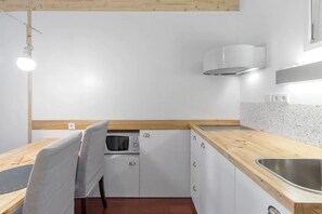 Réfrigérateur, four à micro-ondes, surface de cuisson, cafetiÚre-théiÚre