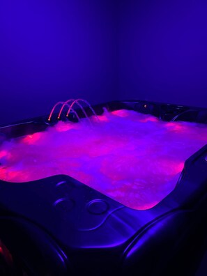 Spa - The cozy little nest parenthesis with Jacuzzi (Saint-Bauzille-de-la-Sylve)