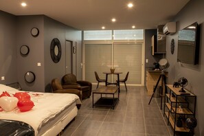 1 bedroom, free WiFi - The cozy little nest parenthesis with Jacuzzi (Saint-Bauzille-de-la-Sylve)