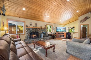 Televisión y chimenea 