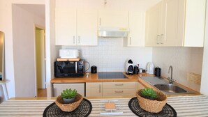 Kaffetrakter/tekoker, kjøleskap, mikrobølgeovn og ovn