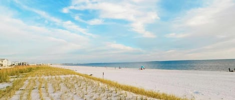 Playa en los alrededores y toallas de playa