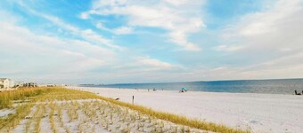 ~No Bad Days Townhome~ - 300ft to the sand!