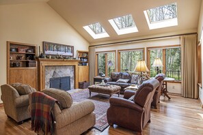 Smart TV, fireplace, books - GH219 | Luxury home in a quiet area w/ hot tub and private big grass yard. (Black Butte Ranch)