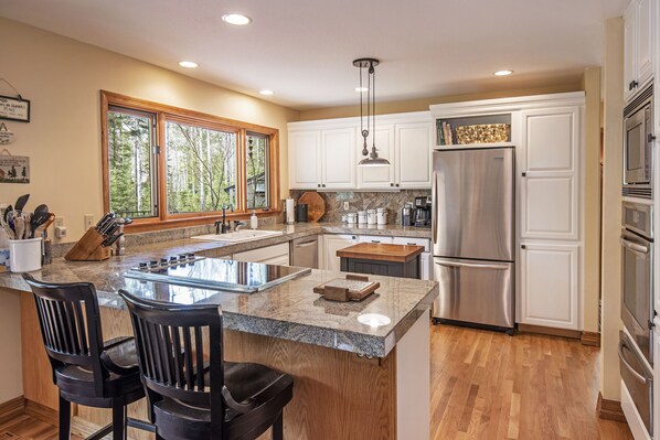 Fridge, microwave, oven, stovetop - GH219 | Luxury home in a quiet area w/ hot tub and private big grass yard. (Black Butte Ranch)