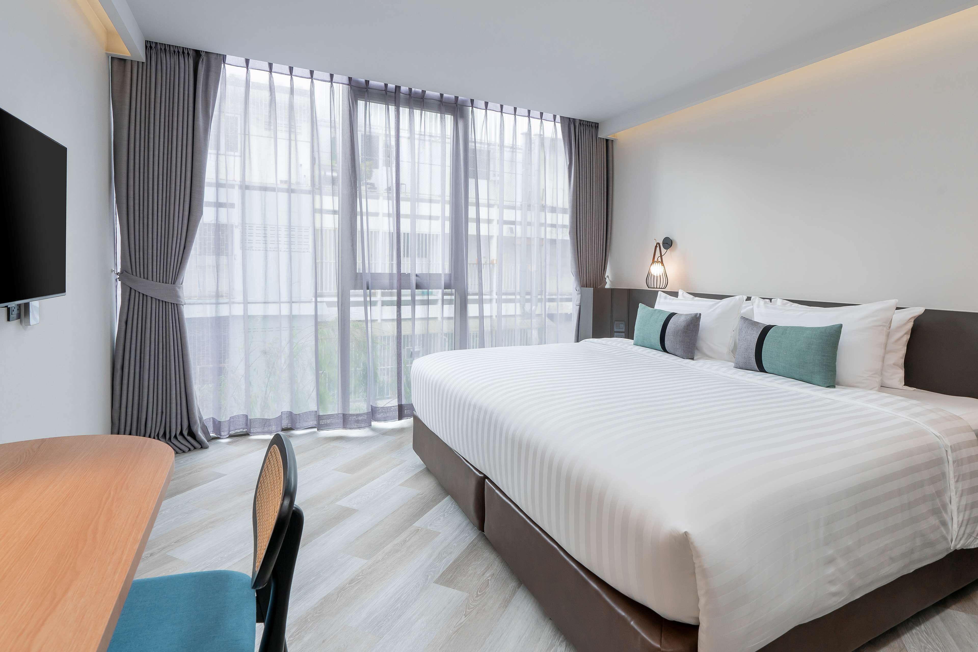 Habitación Deluxe, 1 cama King size, para no fumadores, vista a la ciudad | Artículos del minibar gratis y caja de seguridad en la habitación 