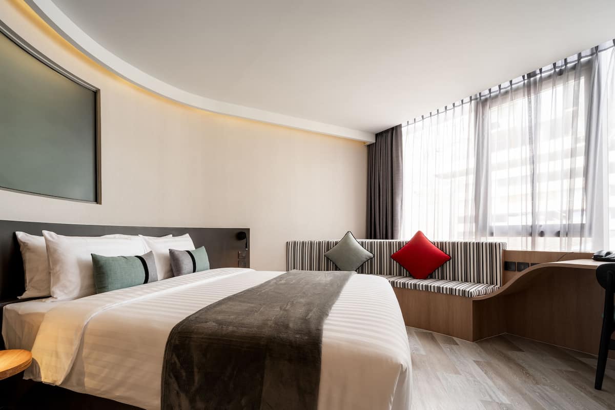 Habitación Premier, 1 cama de matrimonio grande, no fumadores, vistas a la ciudad | 1 dormitorio, minibar con artículos gratuitos, caja fuerte