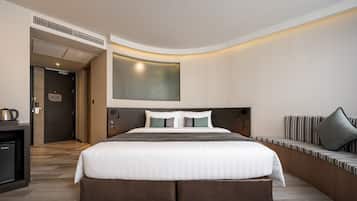 Minibar con artículos gratuitos y caja de seguridad en la habitación