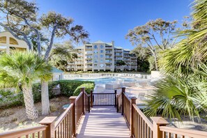 Property grounds - Quaint One Bedroom Condominium Steps from the Beach! (Hilton Head)