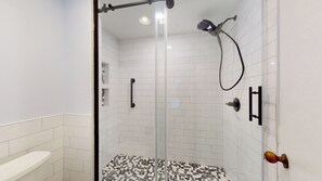 Dusche, Haartrockner, Handtücher