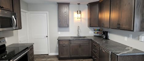 Kjøleskap, mikrobølgeovn, ovn og oppvaskmaskin