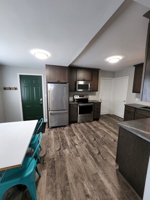 Een koelkast, een microgolfoven, een oven, een vaatwasser