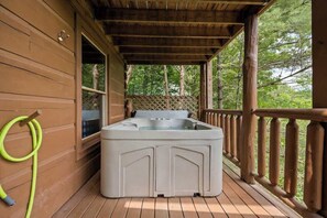 Outdoor spa tub - View! Private Log Cabin, Fireplace, Hot tub, RELAX (Sevierville)