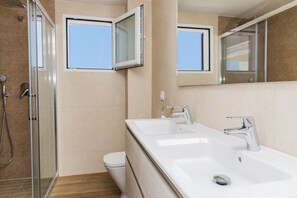 Dusche, Haartrockner, Handtücher, Seife