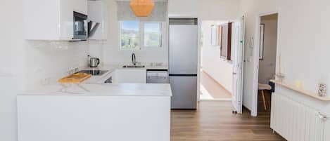 Kühlschrank, Mikrowelle, Ofen, Geschirrspüler