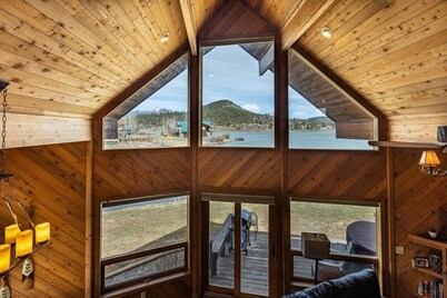 On Lake Hatcher. Fish and kayak right from home. Hot Tub.